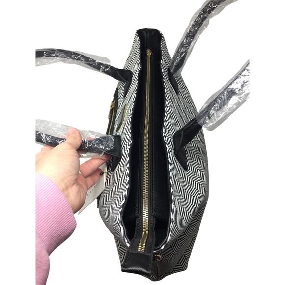 Trina Turk Optical Illusion Black & White Chevron 2 Way Tote NWT - Picture 8 of 16